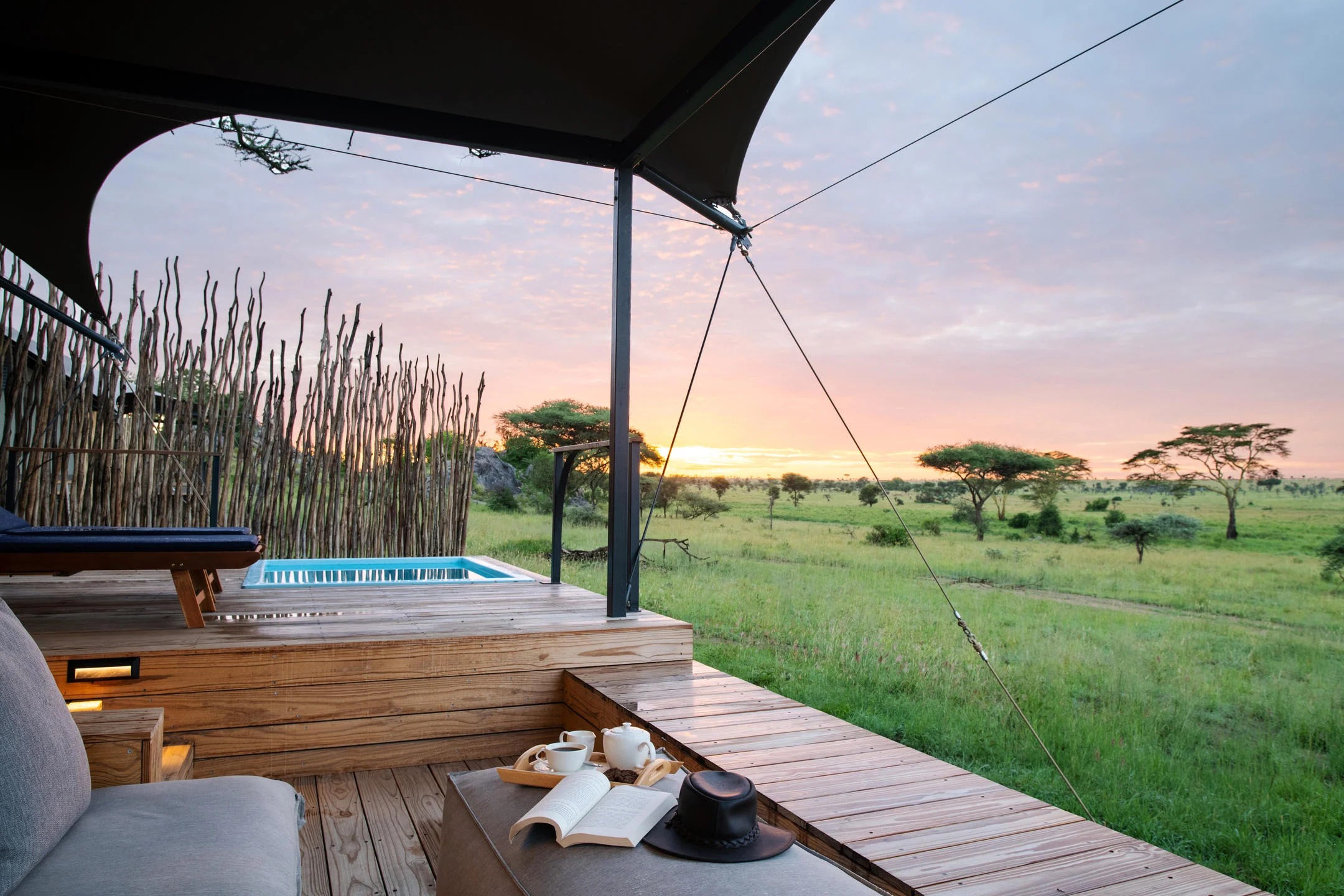 Suite standard avec terrasse, bain à remous et vue sur le coucher de soleil au Lemala Nanyukie.