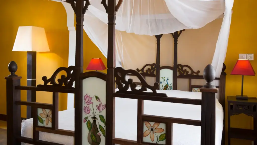 Kholle House Queen Size bedroom with a lamp over a side table