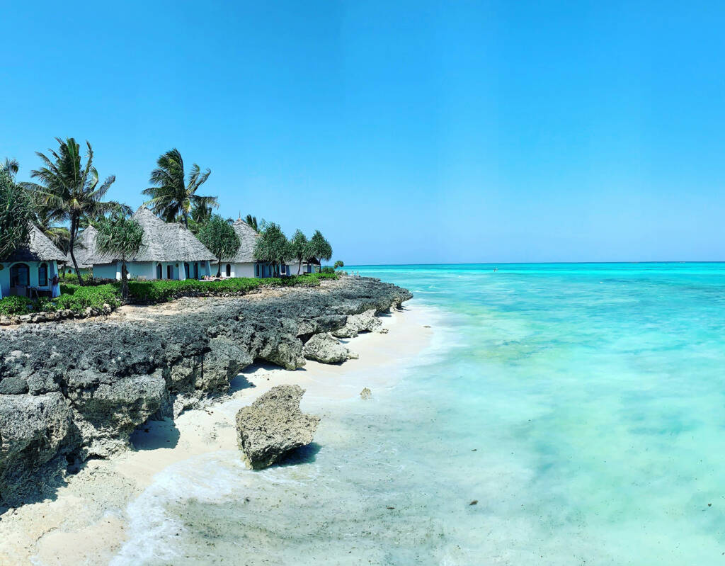 Complexes balnéaires au bord d’une côte rocheuse aux eaux turquoise sur l’île de Zanzibar