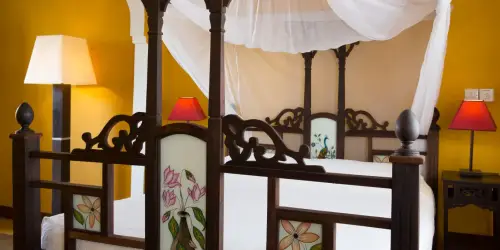 Kholle House Queen Size bedroom with a lamp over a side table