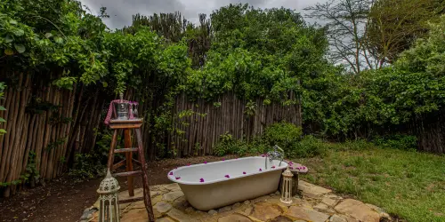 Ourdoor bath at Mbweha Camp