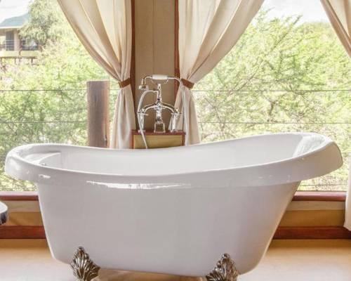 Bathtub at Kuro Treetop Lodge